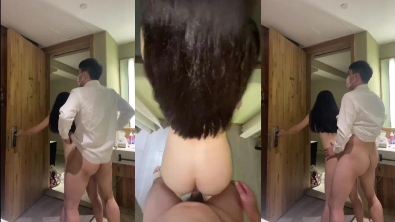 《愛情故事》網聊沒多久的良家少婦，意猶未盡再來一炮，抬起大腿懟著鏡頭猛扣穴，翹起屁股一下頂入爆插…-快影AV